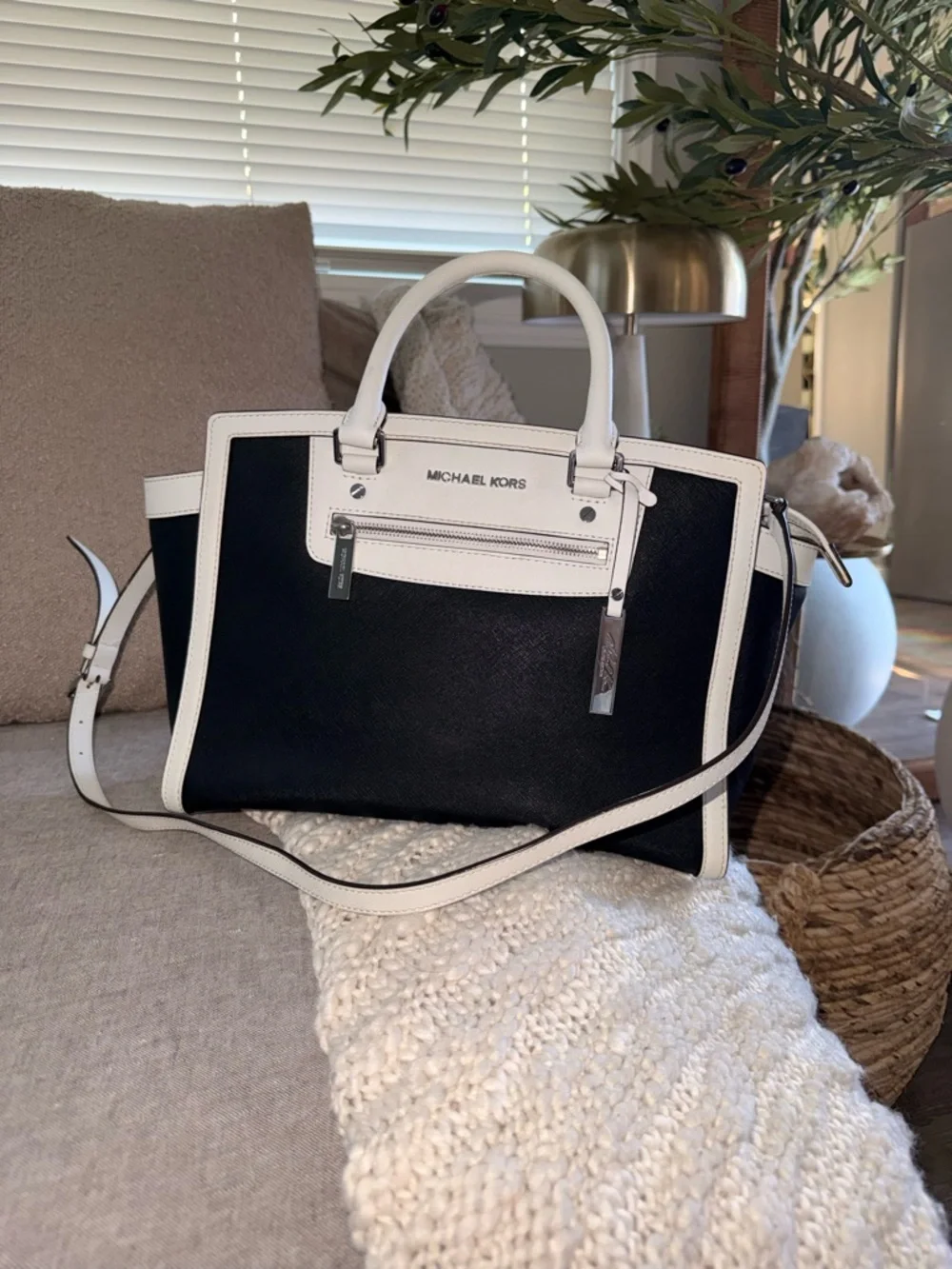 Michael Kors Large Selma white & Black crossbody Satchel Bag Silver Hardware - Picture 3 of 11